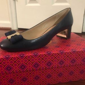 Tory Burch leather Gemini link bow pupm in navy